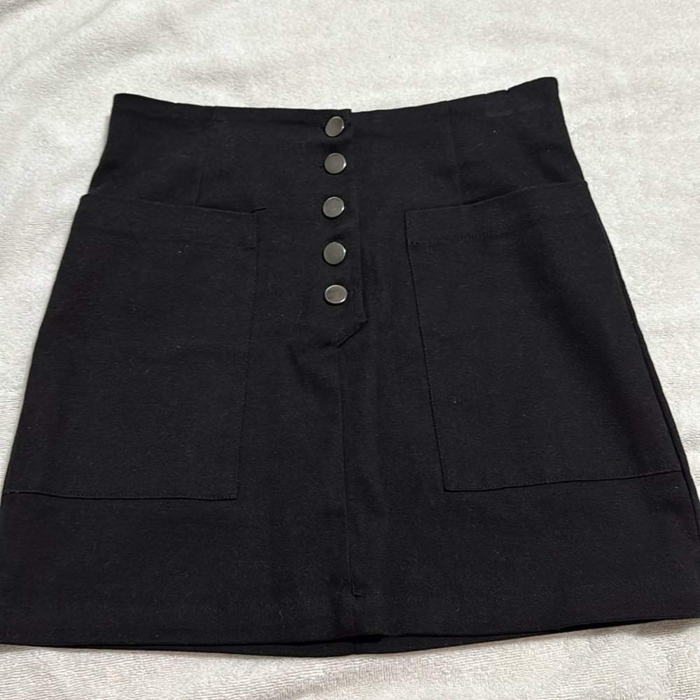 Black skirt with buttons and front pockets